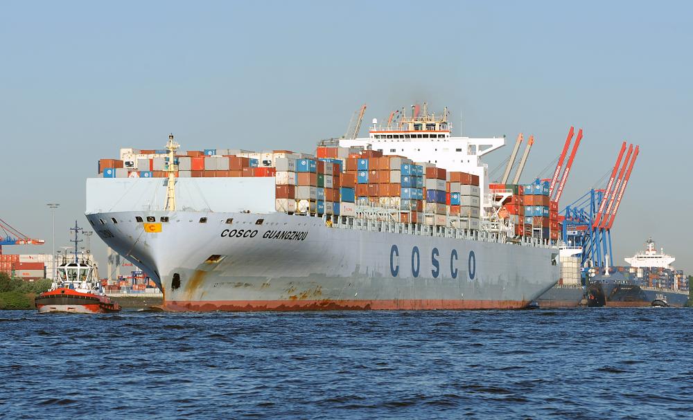 4850 COSCO GUANGZHOU mit Schlepper im Hafen Hamburg | Schiffsbilder Hamburger Hafen - Schiffsverkehr Elbe